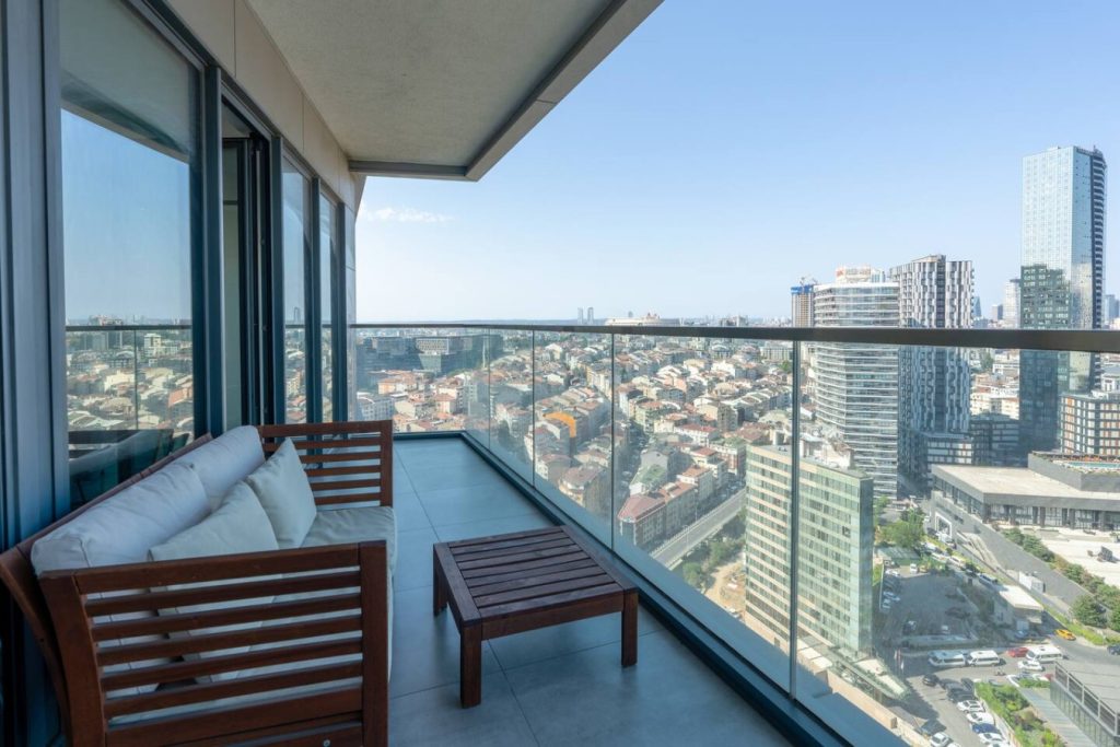 Amazing Views 1BR Balcony w/ Pool and Parking #618