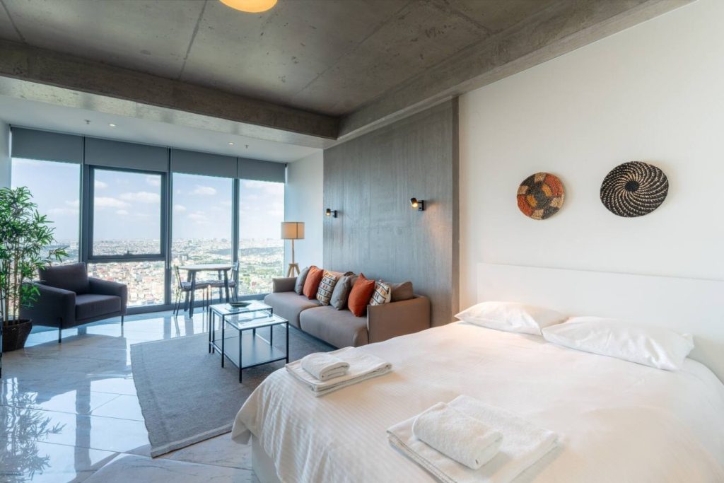 Bright Studio in Queen Bomonti w/Parking&Pool#1004