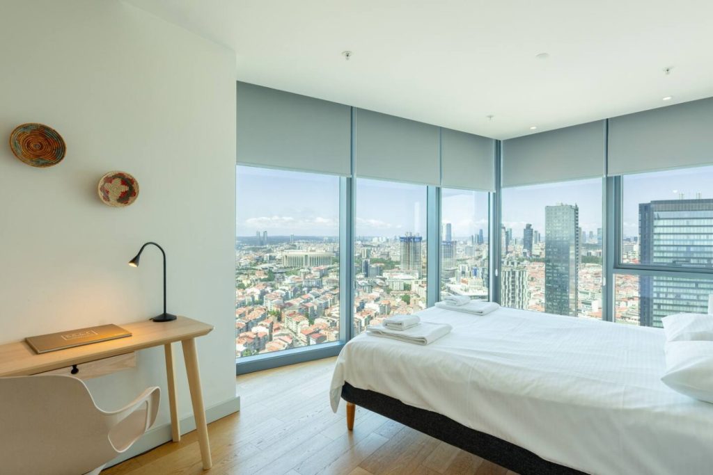 Luxury 1BR with City Views, Pool & Parking #996