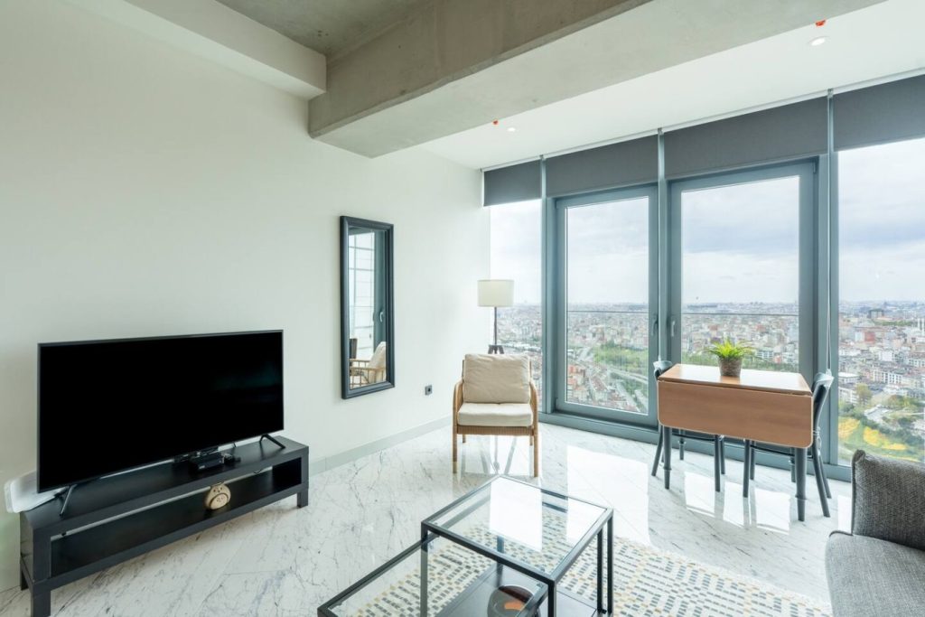 Bright City View Studio w/ Pool & Parking #621