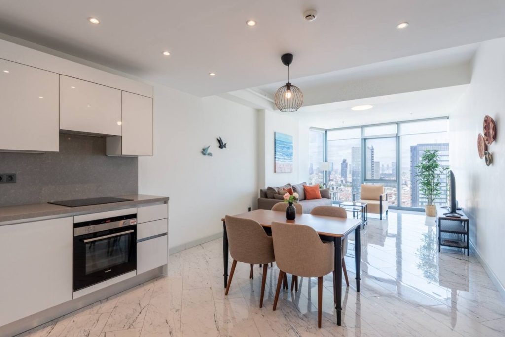 High-Floor 1BR w/ City View, Pool & Parking #997