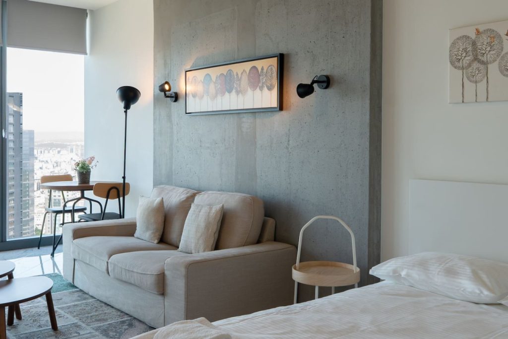 Central High-Rise Studio w/ parking & pool #1016