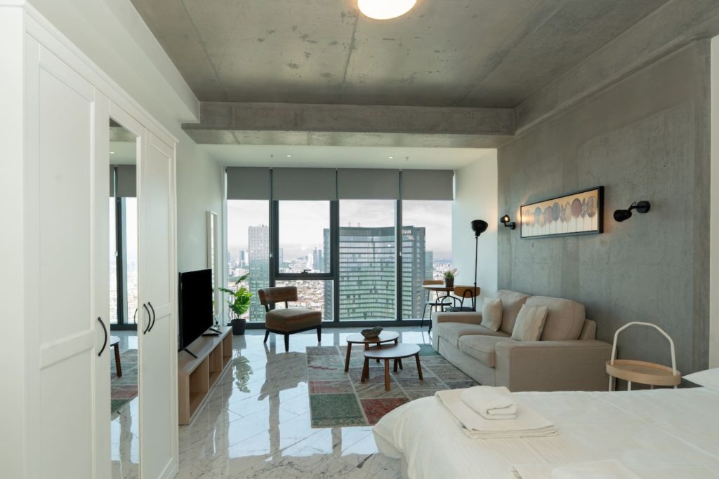 Central High-Rise Studio w/ parking & pool #1016